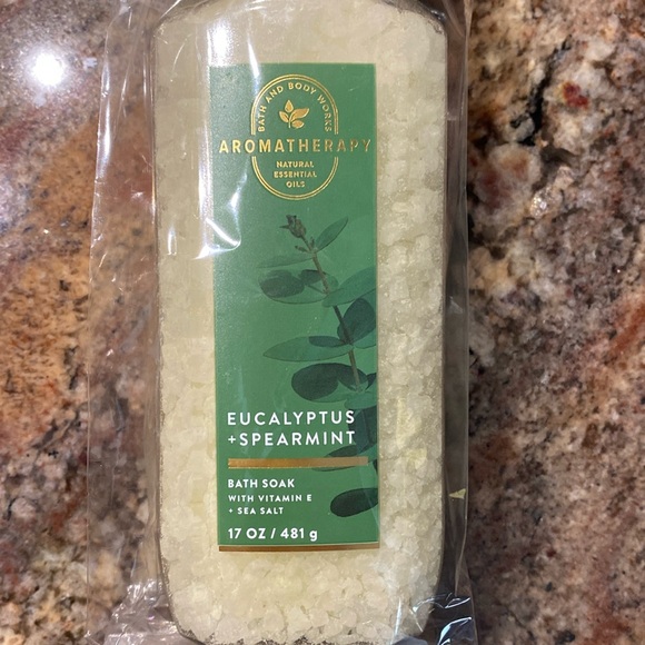 Aromatherapy “Eucalyptus Spearmint” Bath Soak by BBW, 17 oz / 481 mL, NWT + Wrap - Picture 3 of 7